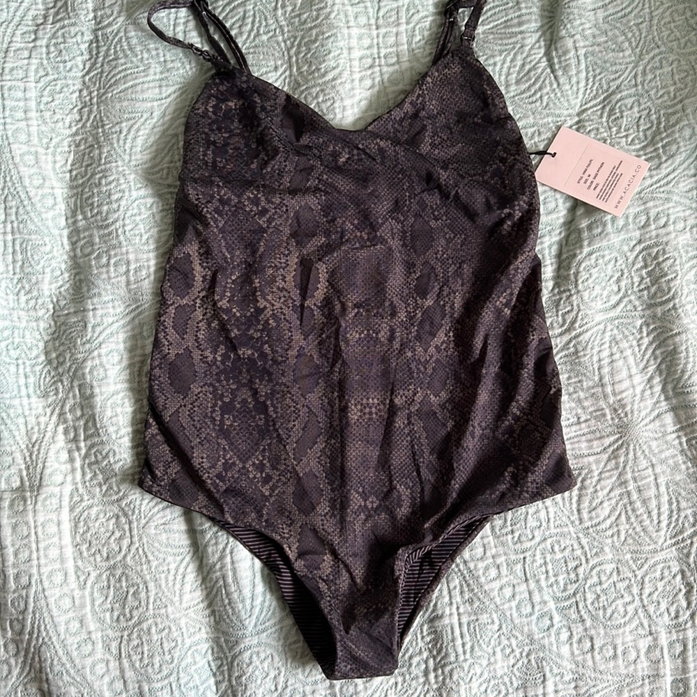 NWT  acacia kini